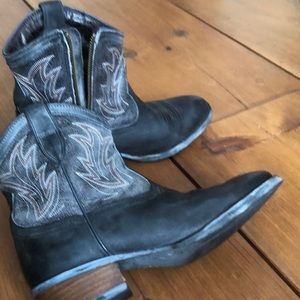 Ariat vintage style zip up cowboy booties.